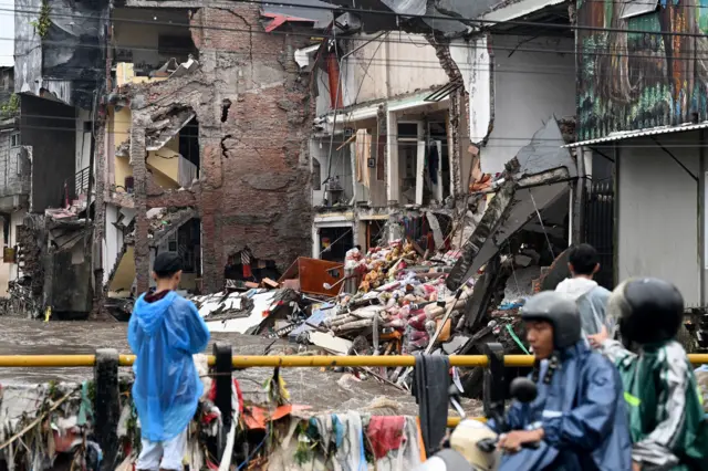 ကျွန်းရဲ့ အမှိုက်စွန့်ပစ်မှုပြဿနာကို ဆယ်စုနှစ်တွေအတွင်း ဘာလီရဲ့ အဆိုးဆုံး ရေကြီးမှုက မီးမောင်းထိုးပြ 