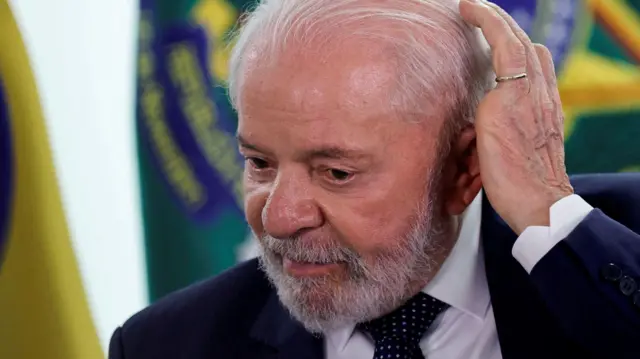 Lula passa a mão na cabeça