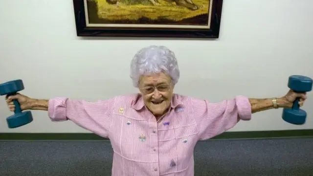 बुजुर्ग महिला