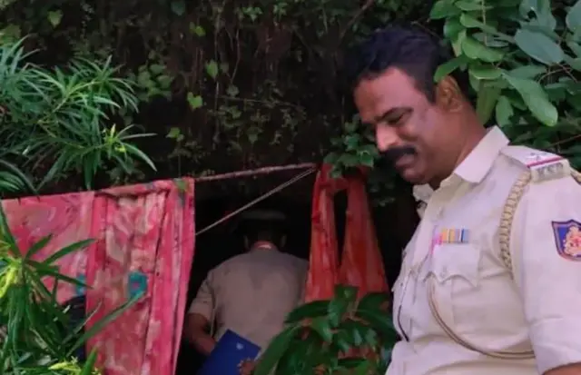 টহল দেওয়ার সময় ওই বনাঞ্চলে উজ্জ্বল রঙের কাপড় দেখতে পান পুলিশকর্মীরা 