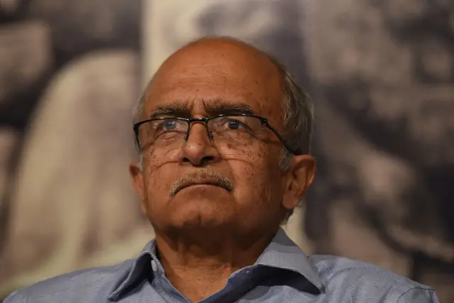 जाने माने वकील प्रशांत भूषण ने इस फ़ैसले को भारत की न्यायपालिका के लिए काला दिन कहा है
