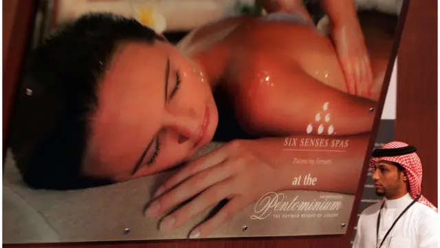 ఒక పోస్టరు వద్ద నుంచి వెళుతున్న వ్యక్తి