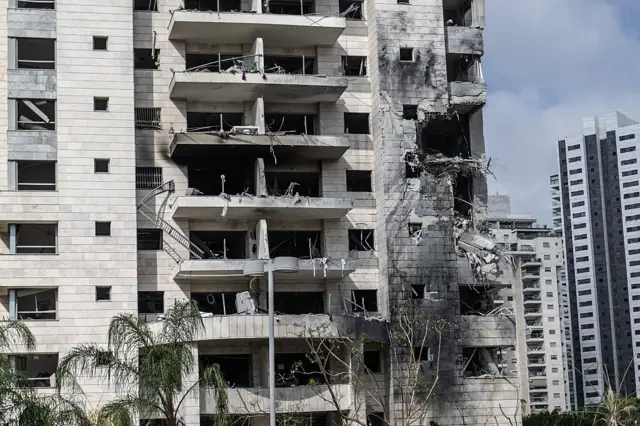 இஸ்ரேலில் சேதமடைந்த கட்டடம்