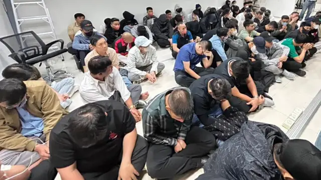 94 người Việt bị cảnh sát Thái Lan bắt giữ khi đang điều hành đường dây đánh bạc trực tuyến tại một căn hộ cao cấp ở Bangkok tối 4/3/2026