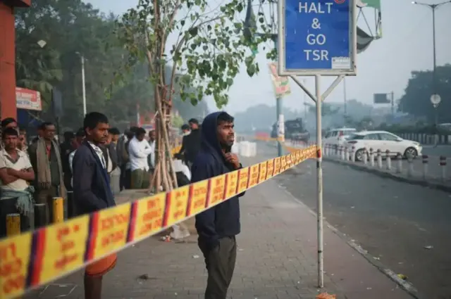 okupljeni na mestu eksplozije iza policijske trake