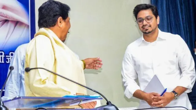 मायावती ने कई बार आकाश आनंद का बचाव किया है