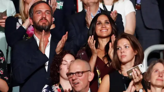 น.ส.มาร์เคิล แยกไปนั่งบนอัฒจันทร์อีกที่หนึ่ง