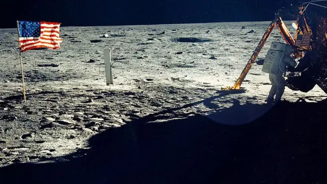 Imagen en la Luna de astronauta regresando al módulo lunar en el que se ve la sombra.