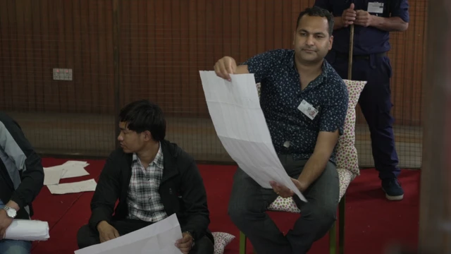 मतगणनाको क्रममा कर्मचारी।