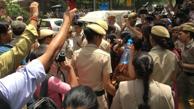 સુપ્રીમ કોર્ટ બહાર પ્રદર્શનનું દૃશ્ય