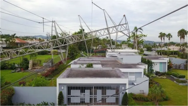 హరికేన్ మారియా వల్ల విద్యుత్ వ్యవస్థ చిన్నాభిన్నమయ్యాక ప్యూర్టోరికోలో చాలా మంది జనరేటర్లపై ఆధారపడాల్సి వచ్చింది.