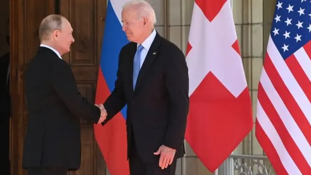 Putin e Biden se cumprimentam