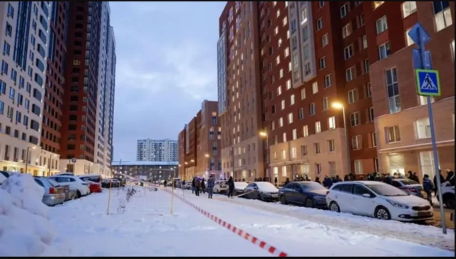 General Igor Krylov ayaa ku sugnaa afaafka hore ee dhismo la dego markii qalab lagu qariyay mooto lagu qarxiyay meel fog.
