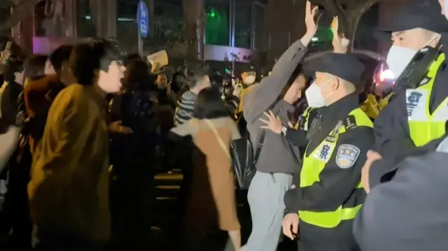  বেইজিংয়ে বিক্ষোভকারীদের মুখোমুখী পুলিশ। ছবিটি এএফপির একটি ভিডিও থেকে নেয়া।