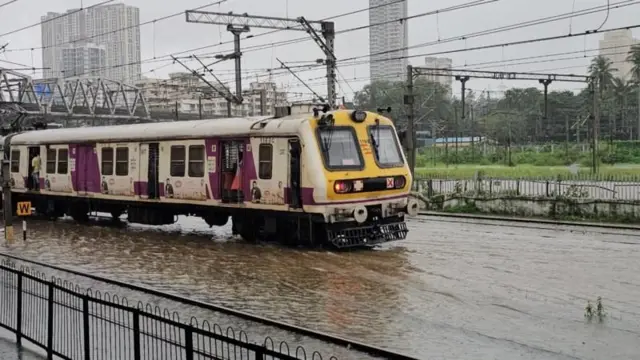 ગુજરાત હવામાન વિભાગની આગાહી, મોન્સૂન ટ્રોફ, બંગાળની ખાડીમાં સિસ્ટમ, સર્ક્યુલેશન, દક્ષિણ ગુજરાતમાં વરસાદ, રેડ તથા ઓરેન્જ ઍલર્ટ, મુંબઈ તથા કોંકણમાં વરસાદ, બીબીસી ગુજરાતી 