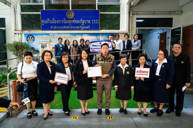 บรรณารักษ์และผู้สนับสนุนวิชาชีพนี้เข้ายื่นหนังสือถึงนายกฯ ผ่านศูนย์รับเรื่องราวร้องทุกข์ของรัฐบาล เมื่อ 24 ส.ค. เพื่อขอให้ทบทวนมาตรการยุบเลิกตำแหน่งบรรณารักษ์ในภาครัฐเอาไว้ก่อน