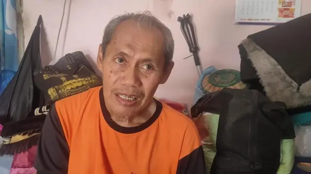 Ketua RT 01 Perumahan Gunung Salak, Kota Cirebon, Wiwik. Ia mengatakan warganya menolak keberadaan dapur makan bergizi gratis yang berada di tengah permukiman.