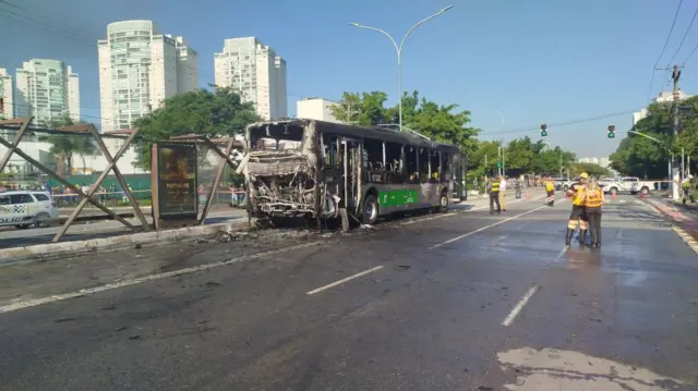 Ônibus destruído após queda de avião em São Paulo