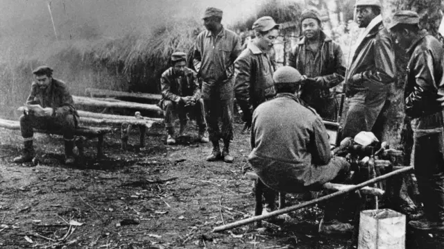 আফ্রিকার জঙ্গলে গেরিলা যোদ্ধাদের সঙ্গে চে গেভারা (বামদিক থেকে প্রথম)