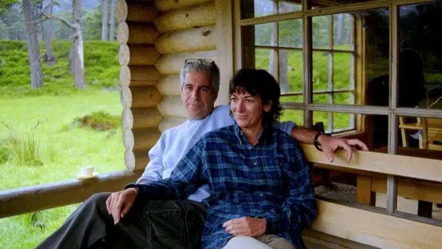 ABD Adalet Bakanlığı tarafından 19 Aralık 2025 tarihinde yayımlanan bu fotoğrafta Ghislaine Maxwell ve Jeffrey Epstein birlikte görülüyor.