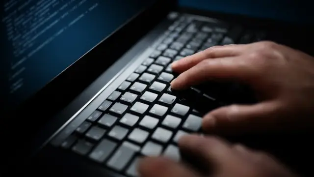 Unas manos tipeando en un teclado.