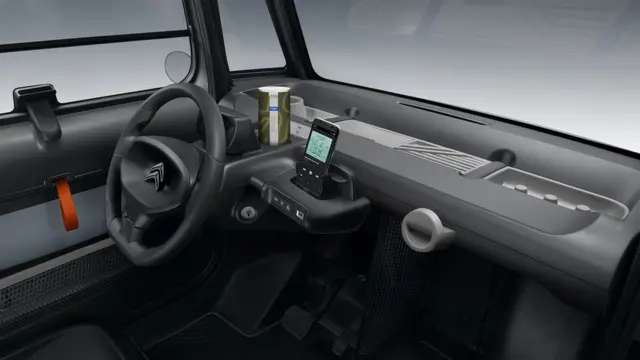 راننده به جای نمایشگر از تلفن همراه خود استفاده می‌کند