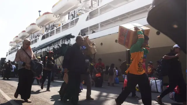 Penumpang kapal Pelni Nggapulu asal Makassar, Sulawesi Selatan