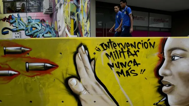 Mural amarillo en el que se puede leer "Intervención Militar Nunca Más".