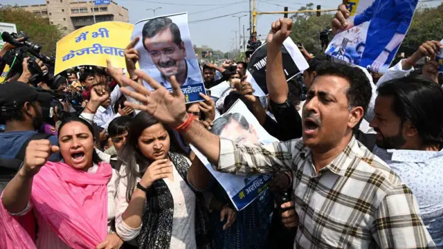 গ্রেফতারের বিরুদ্ধে বিক্ষোভ দেখাচ্ছেন সমর্থকেরা।