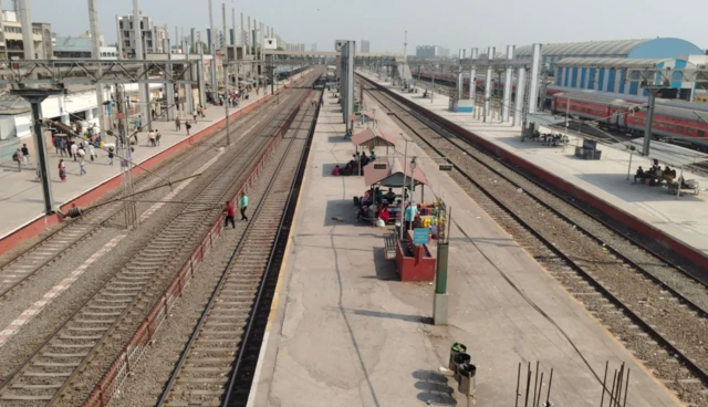 બીબીસી ગુજરાતી સુરત ઉધના રેલવે સ્ટેશન પોલીસ લાઠીચાર્જ યુપી બિહાર મજૂર માઈગ્રન્ટ