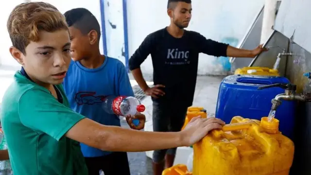 criança pegando águasportingbet valor minimo de saquegalão