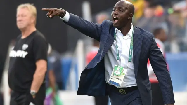 Samson Siasia banni à vie par la FIFA.