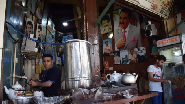 Süleymaniye'de İbrahim Tatlıses'in posterleriyle bezenmiş bir çay ocağı