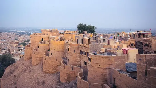 القلعة الأثرية التي تعيش فيها آلاف العائلات مجانا