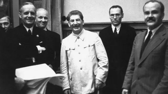 23 ઑગસ્ટ, 1939 ના દિવસે સમજૂતી પર હસ્તાક્ષર કરતી વખતે જો આચિમ વૉન રિબેંટ્રોપ ( ડાબે), સ્ટાલિન અને વિયાચેસ્લાવ ( જમણે)