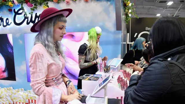 Mujer con el cabello pintado de color "unicornio".