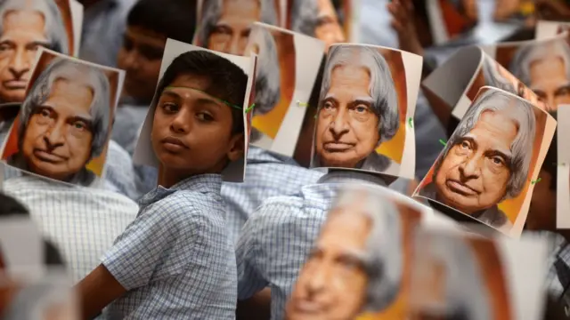 અબ્દુલ કલામના માસ્ક પહેરીને બેઠેલા વિદ્યાર્થીઓની તસવીર