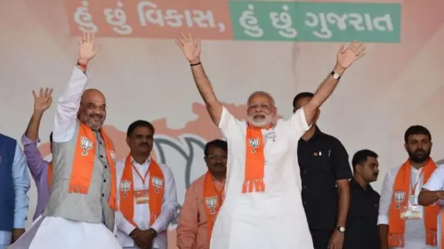 2017 च्या गुजरात विधानसभा निवडणुक प्रचारादरम्यान पंतप्रधान नरेंद्र मोदी आणि अमित शहा.