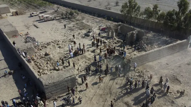 در حمله هوایی پاکستان به منطقه گردی کج ولسوالی بهسود ولایت ننگرهار، ۱۸ عضو یک خانواده کشته و پنج تن دیگر زخمی شدند