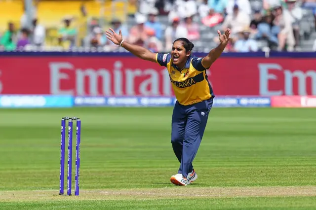 චමරි අතපත්තු පන්දු යවමින් 