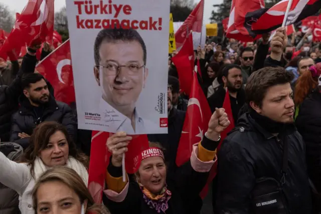 İmamoğlu'nun tutuklanmasını protesto eyleminde kadınlar.