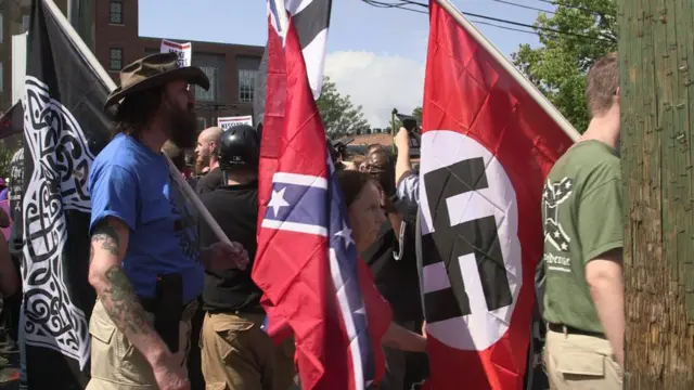 Manifestantes carregam bandeiras dos Estados Confederados e com símbolos nazistas durante atpzebet apostasCharlottesvillezebet apostas2017