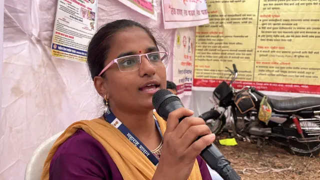 माळेगाव यात्रेदरम्यान महिला आणि बालकांसाठीच्या योजनांची माहिती देताना सरकारी कर्मचारी.