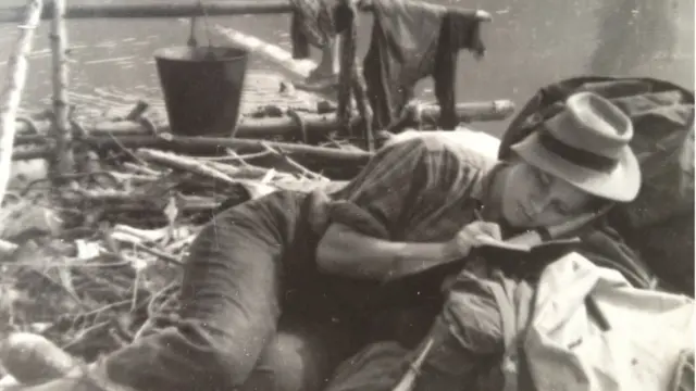 Zinayda günlüğüne yazarken