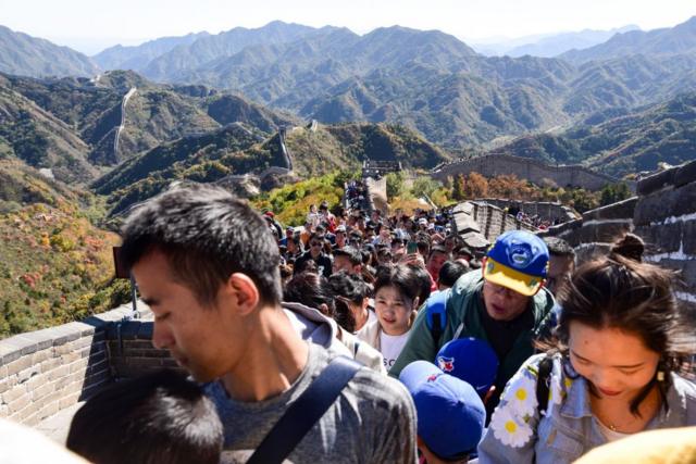 很多中國遊客集中在假期出遊，導致熱門景點人數井噴。