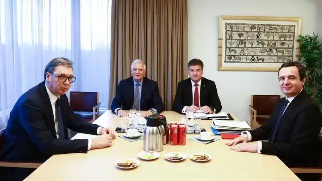 Вучић, Курти