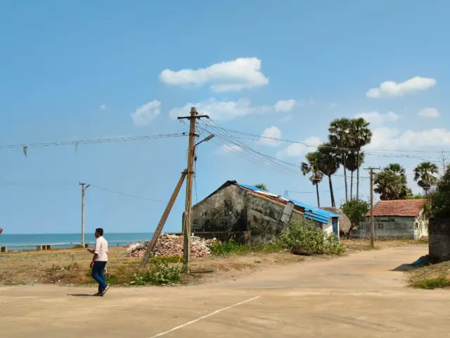 திருமணம் தவிர்த்து, வேறு சில கட்டுப்பாடுகளும் இங்குள்ள மீனவ கிராமங்களில் விதிக்கப்பட்டுள்ளன.