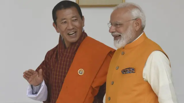 भारत के प्रधानमंत्री नरेंद्र मोदी और भूटान के प्रधानमंत्री लोते शेरिंग
