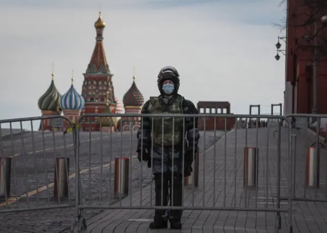 Một cảnh sát Nga đứng ở trung tâm thành phố Moscow, Nga, ngày 6 tháng 3 năm 2022