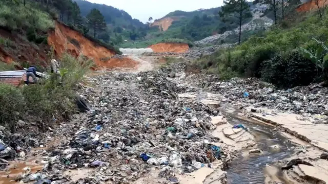 Núi rác Cam Ly đổ ập xuống ruộng vườn người dân Đà Lạt hôm 13/8/2019